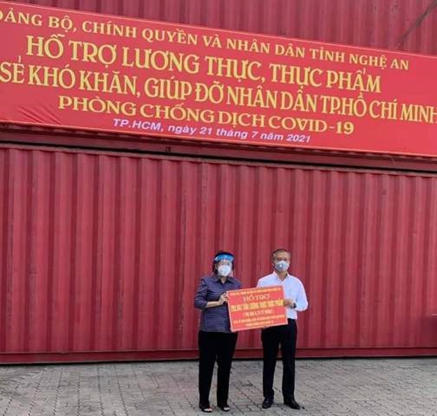 Bà Tô Thị Bích Châu, Chủ tịch Ủy ban MTTQ TP HCM tiếp nhận hơn 300 tấn hàng hỗ trợ từ Đảng bộ, chính quyền và nhân dân tỉnh Nghệ An.