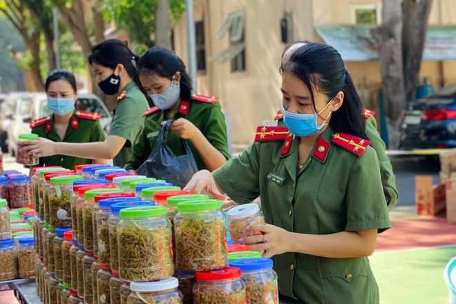 Cán bộ chiến sỹ Công an tỉnh Nghệ An chế biến thực phẩm đóng hộp gửi vào TPHCM.