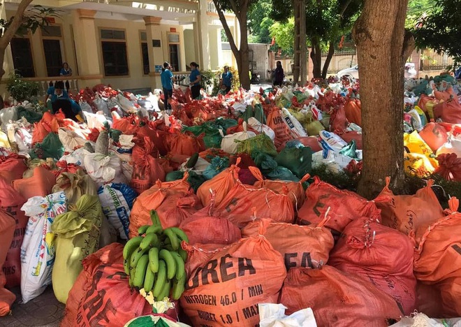 Hàng chục tấn rau củ quả đã được người dân các huyện góp tặng nhân dân thành phố mang tên Bác.