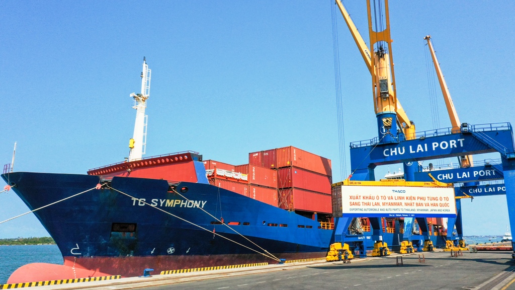 Container ô tô và linh kiện phụ tùng ô tô chuẩn bị được xuất khẩu sang Thái Lan, Myanmar, Nhật Bản và Hàn Quốc