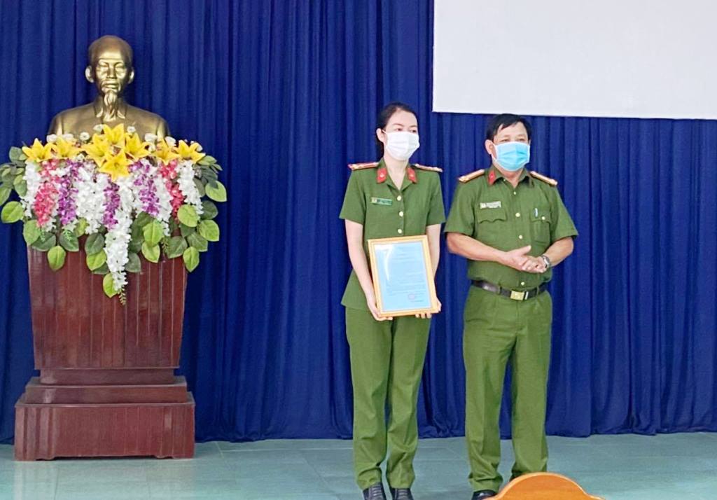 Đại tá Đào Quang Minh,  Trưởng Công an thị xã Đức Phổ trao Thư Biểu dương Thượng úy Lê Vũ Đa