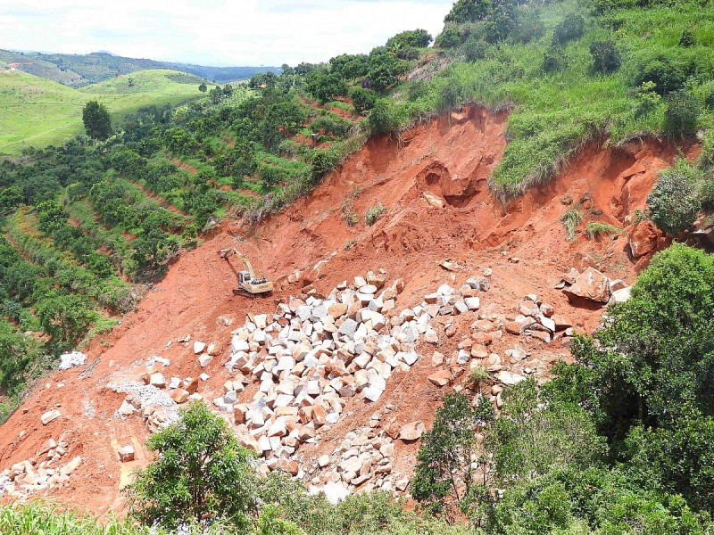 Khai thác đá chẻ gây sạt lở nghiêm trọng trên địa bàn xã Phi Tô
