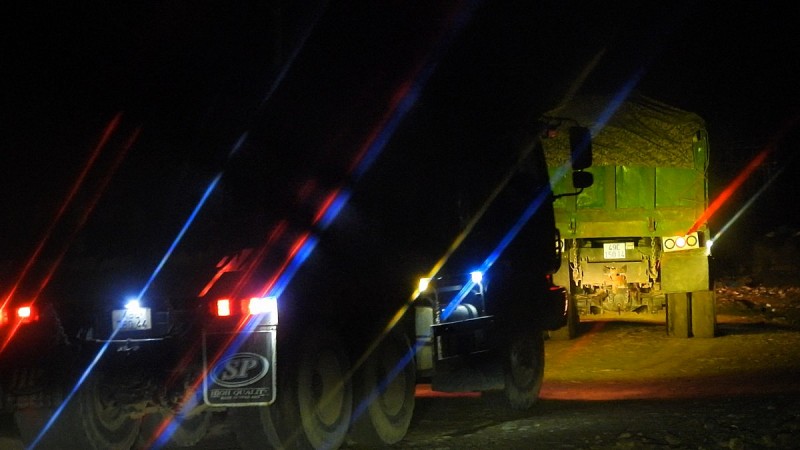 Hai xe ben mang BKS 49C-28044, 49C-15014 đang vận chuyển đá chẻ được khai thác trái phép đi tiêu thụ trong đêm