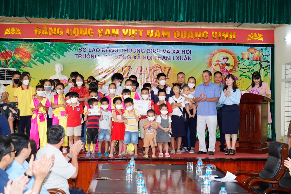 Chủ tịch UBND thành phố Nguyễn Văn Tùng tặng quà các em nhỏ tại Trung tâm bảo trợ xã hội trẻ em thiệt thòi.