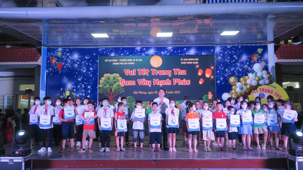 Hải Phòng trao nhiều phần quà đến trẻ em dịp Tết Trung thu 2022