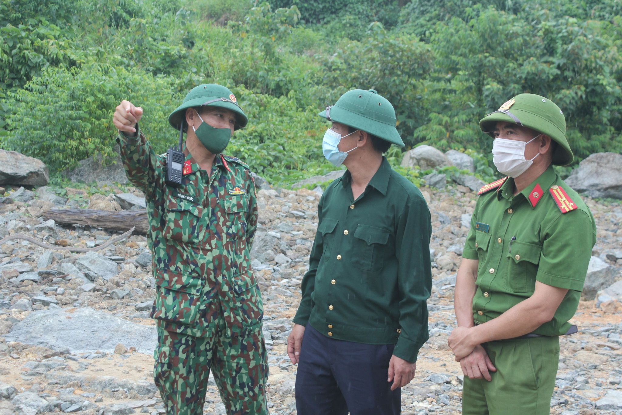 Chủ tịch UBND tỉnh Thừa Thiên - Huế Nguyễn Văn Phương (đứng giữa) chỉ đạo công tác tìm kiếm tại hiện trường.