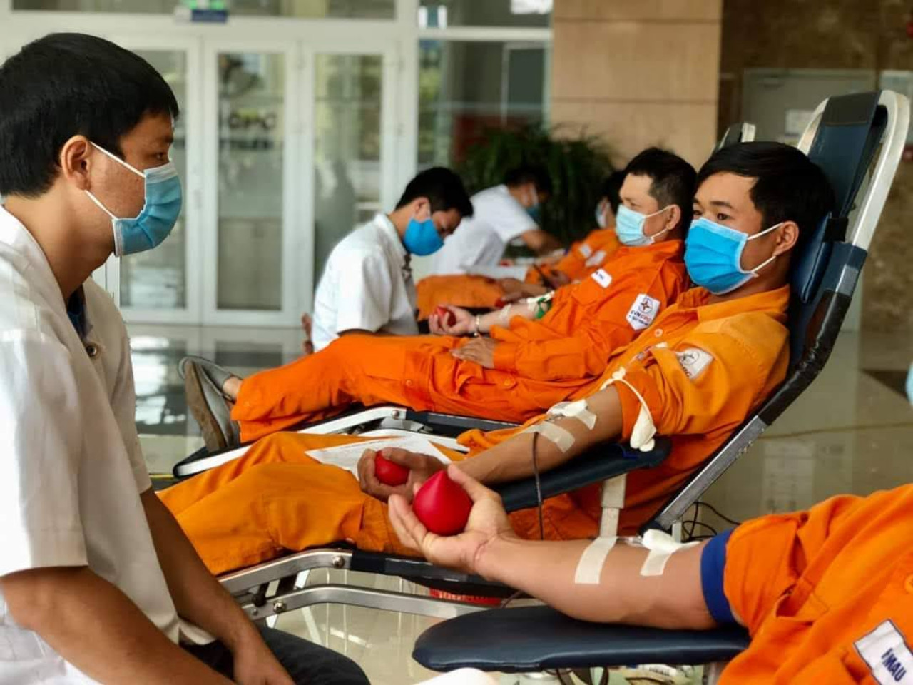 Đây là lần thứ 2 CBCNV Công ty Điện lực Thừa Thiên - Huế tham gia hiến máu giữa mùa dịch.