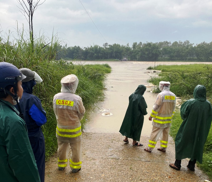Đoạn trũng nước chảy siết cuốn trôi 5 người, khiến một cụ bà ở xã Duy Châu mất tích (ảnh CTV)