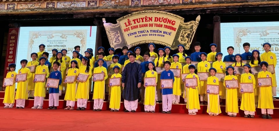 Lần đầu tiên UBND tỉnh Thừa Thiên - Huế tổ chức lễ vinh danh “Học sinh danh dự toàn trường”.