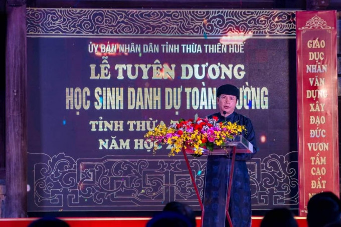 Giám đốc Sở Giáo dục và Đào tạo tỉnh Thừa Thiên - Huế Nguyễn Tân phát biểu tại lễ vinh danh.