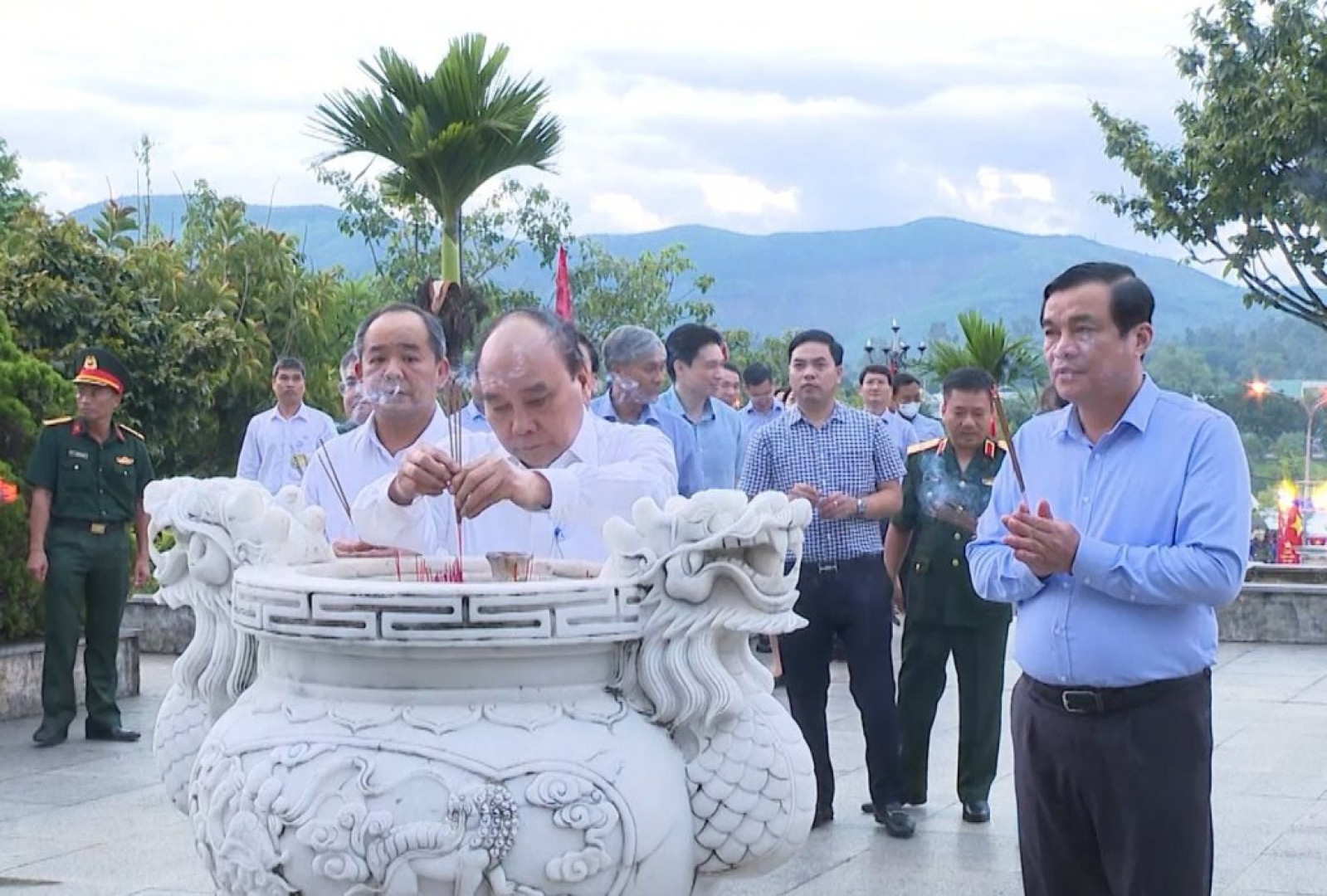 Chủ tịch nước Nguyễn Xuân Phúc dâng tưởng niệm tại Đền Liệt sĩ Quế Sơn