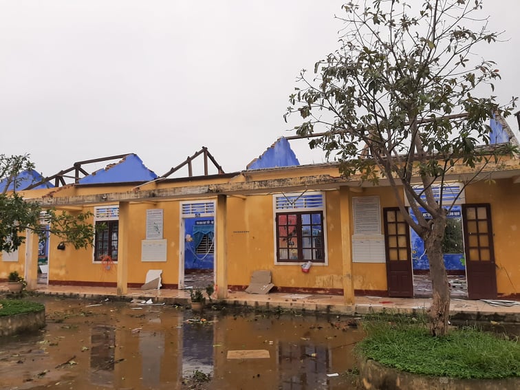 4 phòng học, phòng chức năng của trường Tiểu học Phú Thuận 1 (huyện Phú Vang) bị tốc mái hoàn toàn.