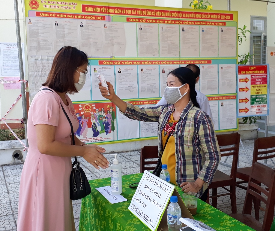 Khu vực bỏ phiếu tại Tổ dân phố 4, thị trấn Châu Ổ, huyện Bình Sơn  (Quảng Ngãi) đảm bảo quy trình phòng dịch 