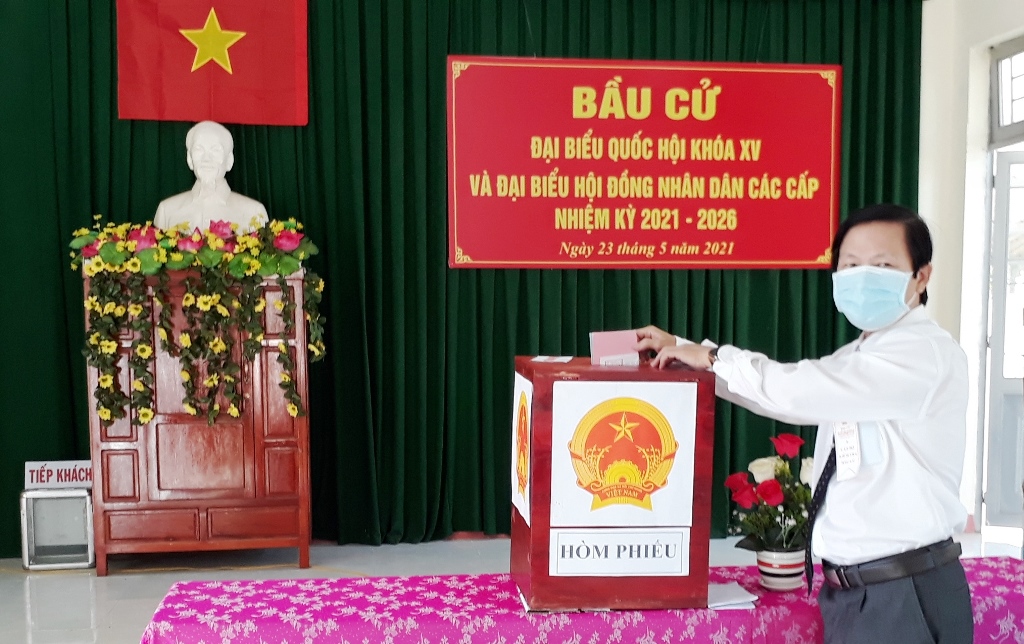 Chủ tịch UBND huyện Bình Sơn Đỗ Thiết Khiêm bỏ phiếu bầu cử tại khu vự, bỏ phiếu số 4, huyện Bình Sơn (Quảng Ngãi).