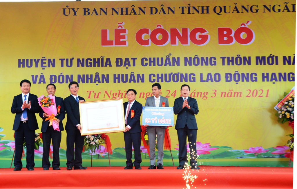 Đại diện lãnh đạo tỉnh Quảng Ngãi trao Bằng công nhận của Thủ tướng Chính phủ cho huyện Tư Nghĩa đạt chuẩn NTM