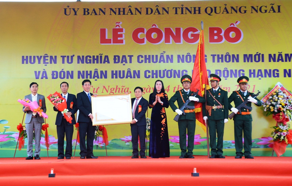 Bí thư Tỉnh ủy, Chủ tịch HĐND tỉnh Bùi Thị Quỳnh Vân trao Huân chương Lao động hạng Nhất của Chủ tịch nước cho Đảng bộ và Nhân dân huyện Tư Nghĩa.