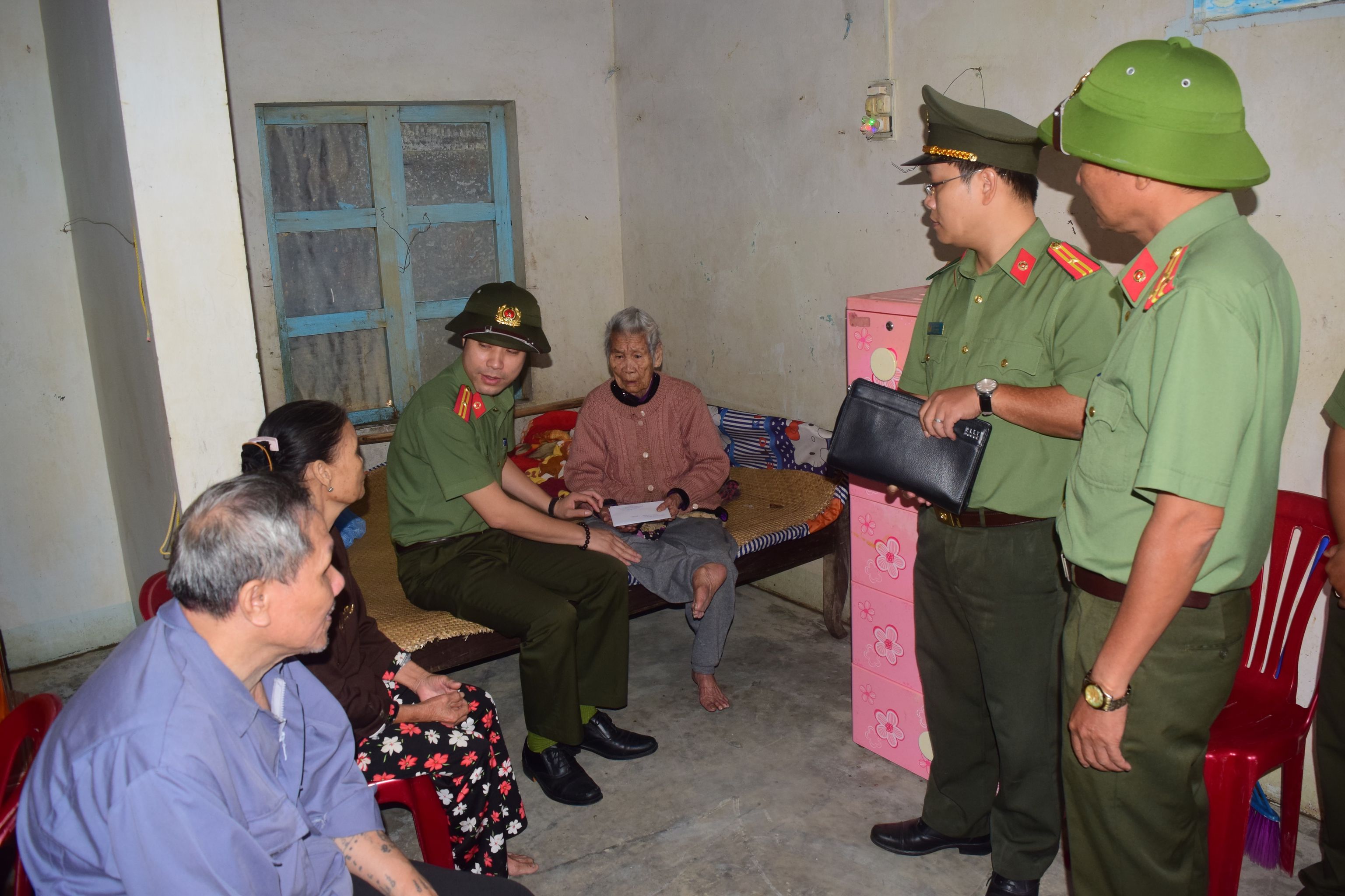 Phòng An ninh kinh tế Công an tỉnh Thừa Thiên - Huế thăm hỏi và tặng quà cho Mẹ VNAH Nguyễn Thị Chanh.