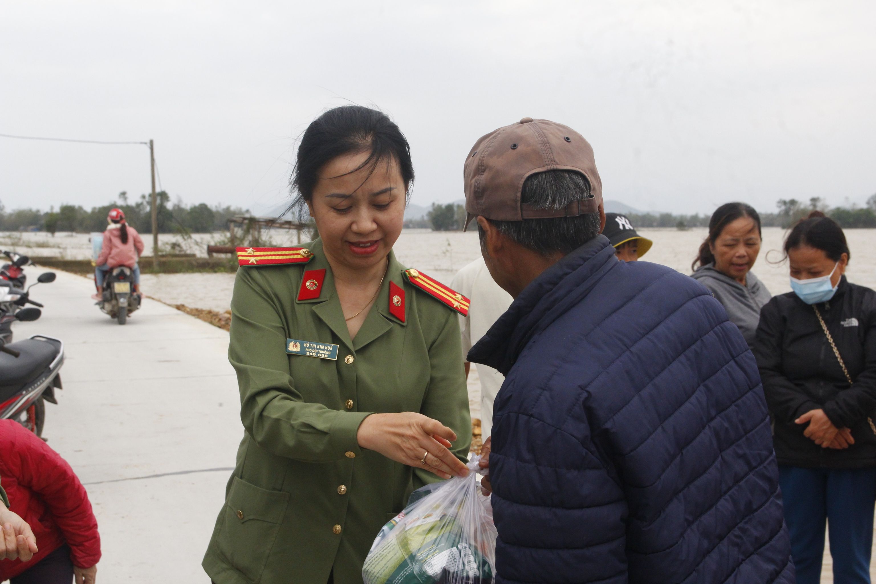 Các tổ chức, đoàn thể Công an tỉnh Thừa Thiên - Huế thăm và tặng quà cho người dân bị ảnh hưởng do bão, lụt.