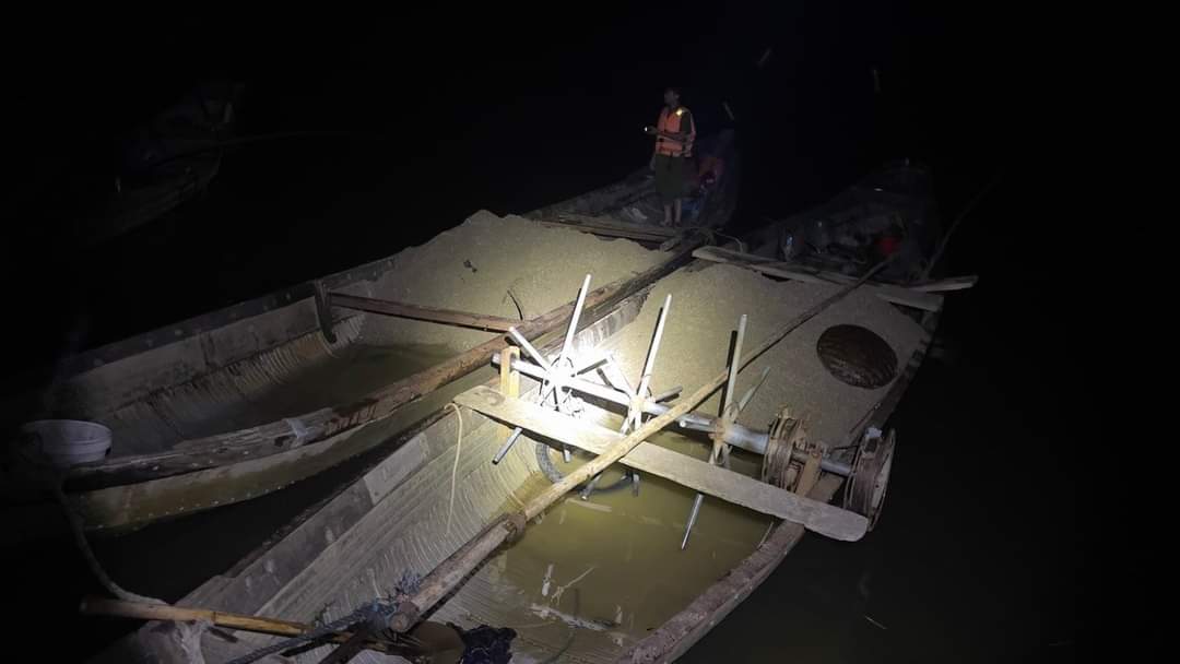 Lực lượng chức năng phát hiện thuyền khai thác cát trên sông Ô Giang. 