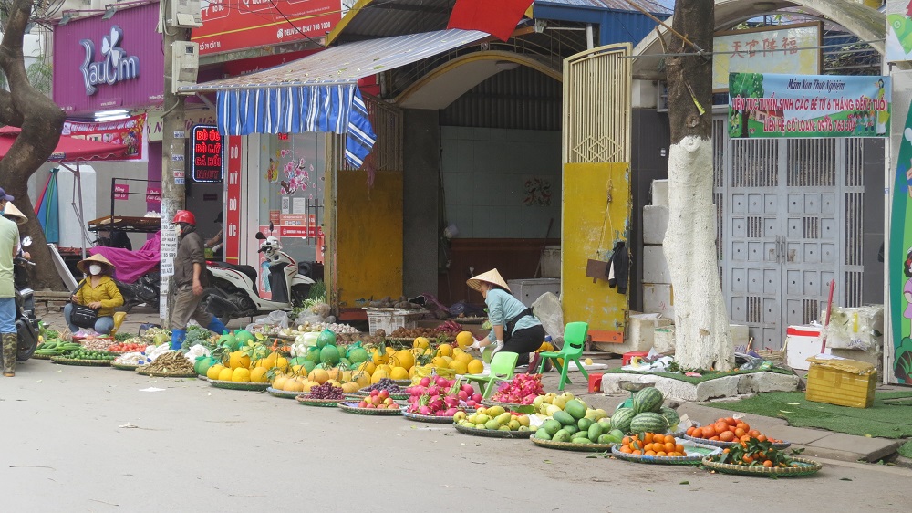 Tiểu thương các mặt hàng hoa, quả cũng bày bán nhiều loại hoa quả hơn ngày thường.
