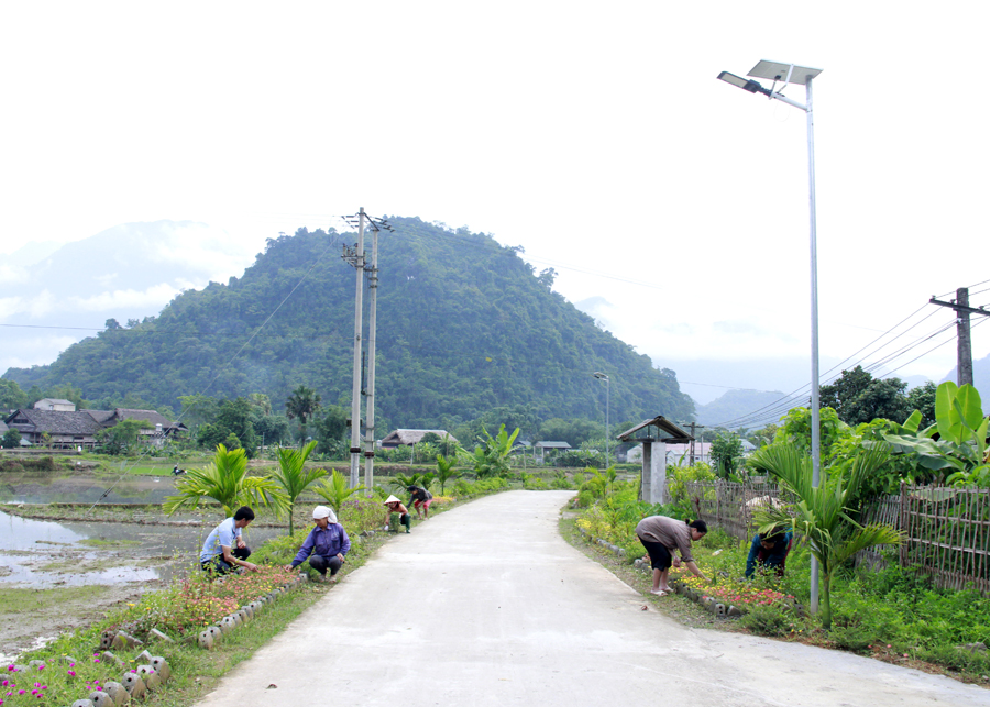 người-dân-xã-tùng-bá-xây-dựng-tuyến-đường-nông-thôn-mới-kiểu-mẫu.jpg