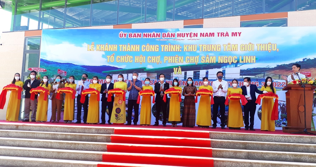 Cắt băng khánh thành Khu trung tâm sâm Ngọc Linh