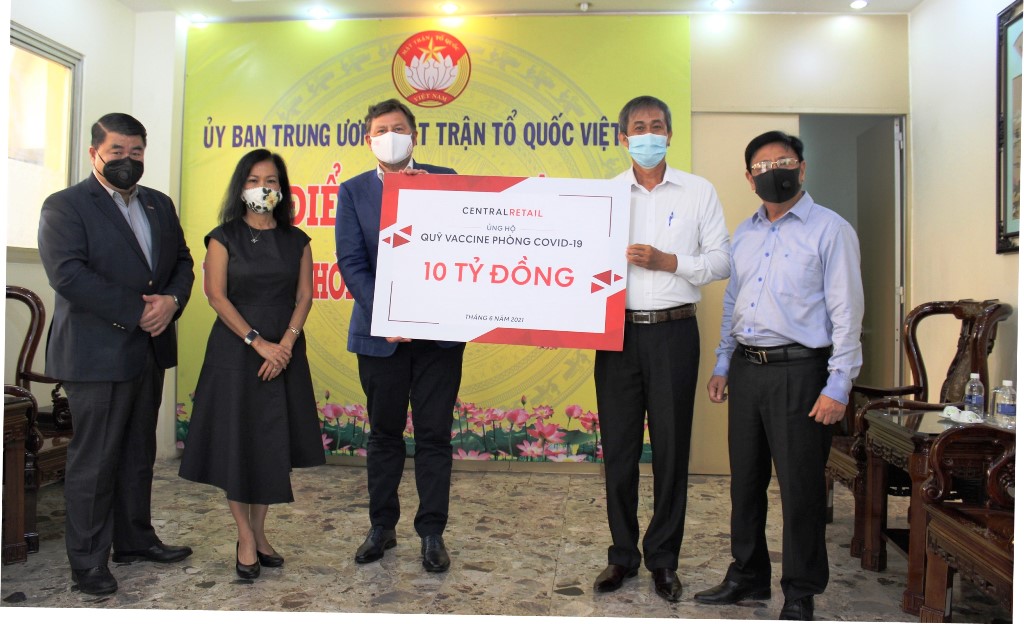 Ban Lãnh đạo Tập đoàn Central Retail (bên trái) đã trực tiếp đến Ban Công tác phía Nam (UBTW MTTQ Việt Nam), trao số tiền 10 tỷ đồng ủng hộ chống dịch Covid-19