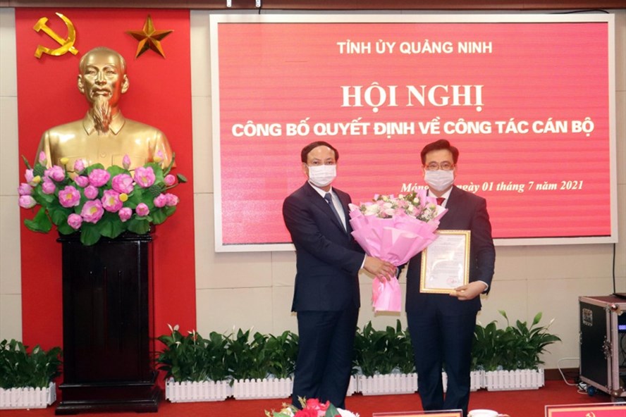 Ông Nguyễn Xuân Ký Bí thư Tỉnh ủy Quảng Ninh, trao quyết định của Ban Thường vụ Tỉnh ủy về việc điều động, phân công ông Hoàng Bá Nam giữ chức vụ Bí thư Thành ủy Móng Cái, nhiệm kỳ 2020-2025.  