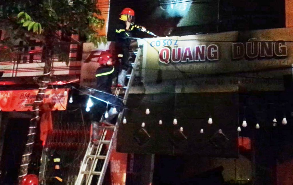 Lực lượng PCCC&CN, CH Quảng Ngãi đang dập lửa (ảnh CTV)