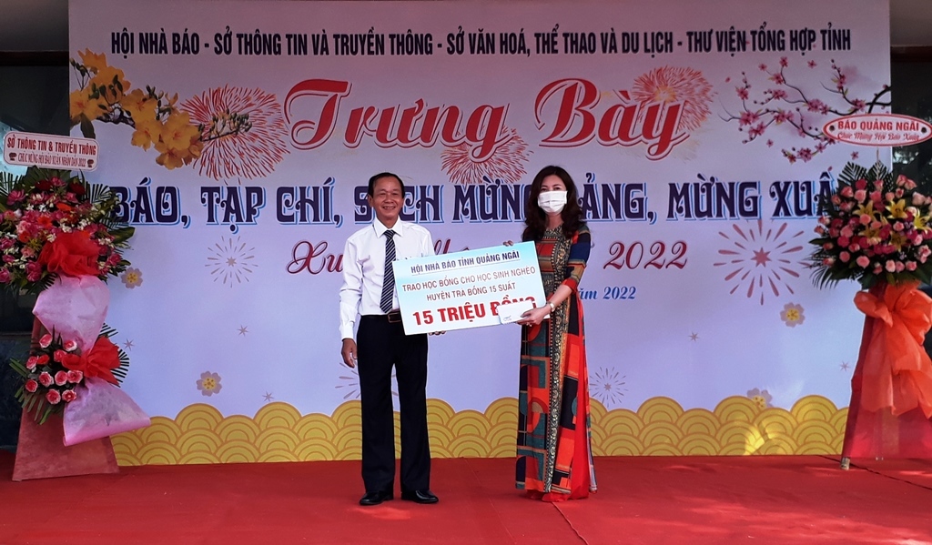 Nhân dịp này, từ nguồn ủng hộ Chương trình “Ly cà phê 50 nghìn”, Hội Nhà báo tỉnh tặng 15 suất học bỗng (mỗi suất 01 triệu đồng) cho 15 em học sinh của huyện miền núi Trà Bồng. 