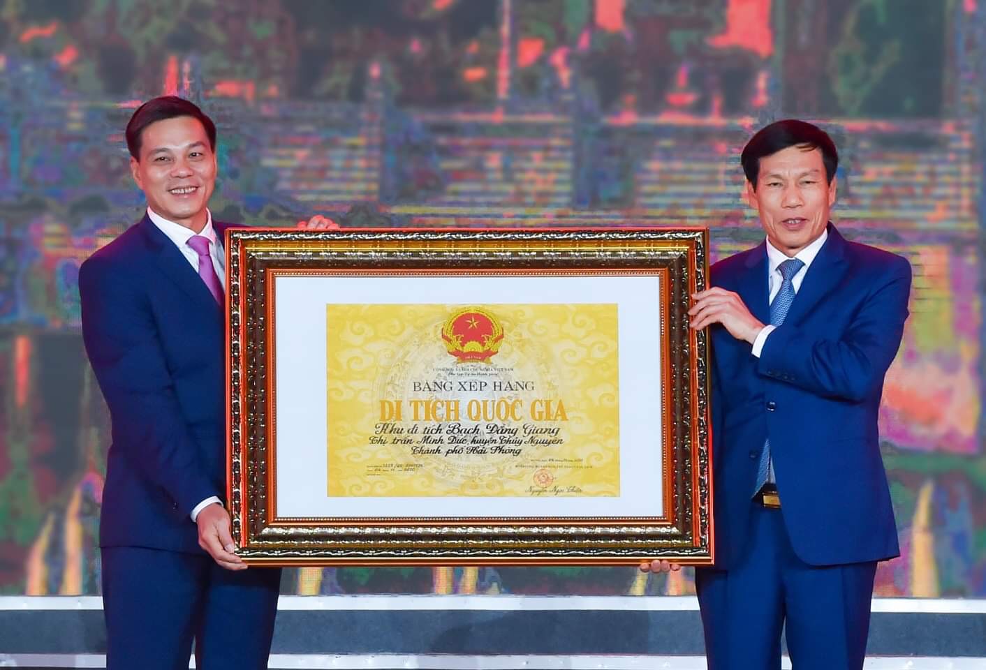 Bộ trưởng Bộ Văn hóa-Thể Thao và Du lịch Nguyễn Ngọc Thiện (phải) trao Bằng xếp hạng Di tích lịch sử Quốc gia Khu di tích Bạch Đằng Giang.