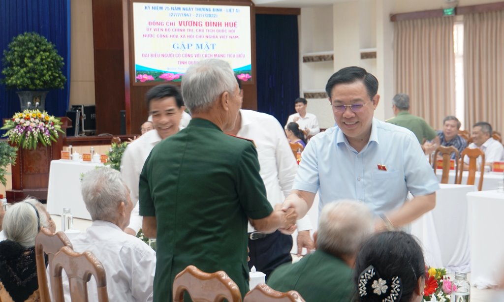 Chủ tịch Quốc hội Vương Đình Huệ gặp mặt người có công, thân nhân liệt sỹ tiêu biểu tỉnh Quảng Nam.