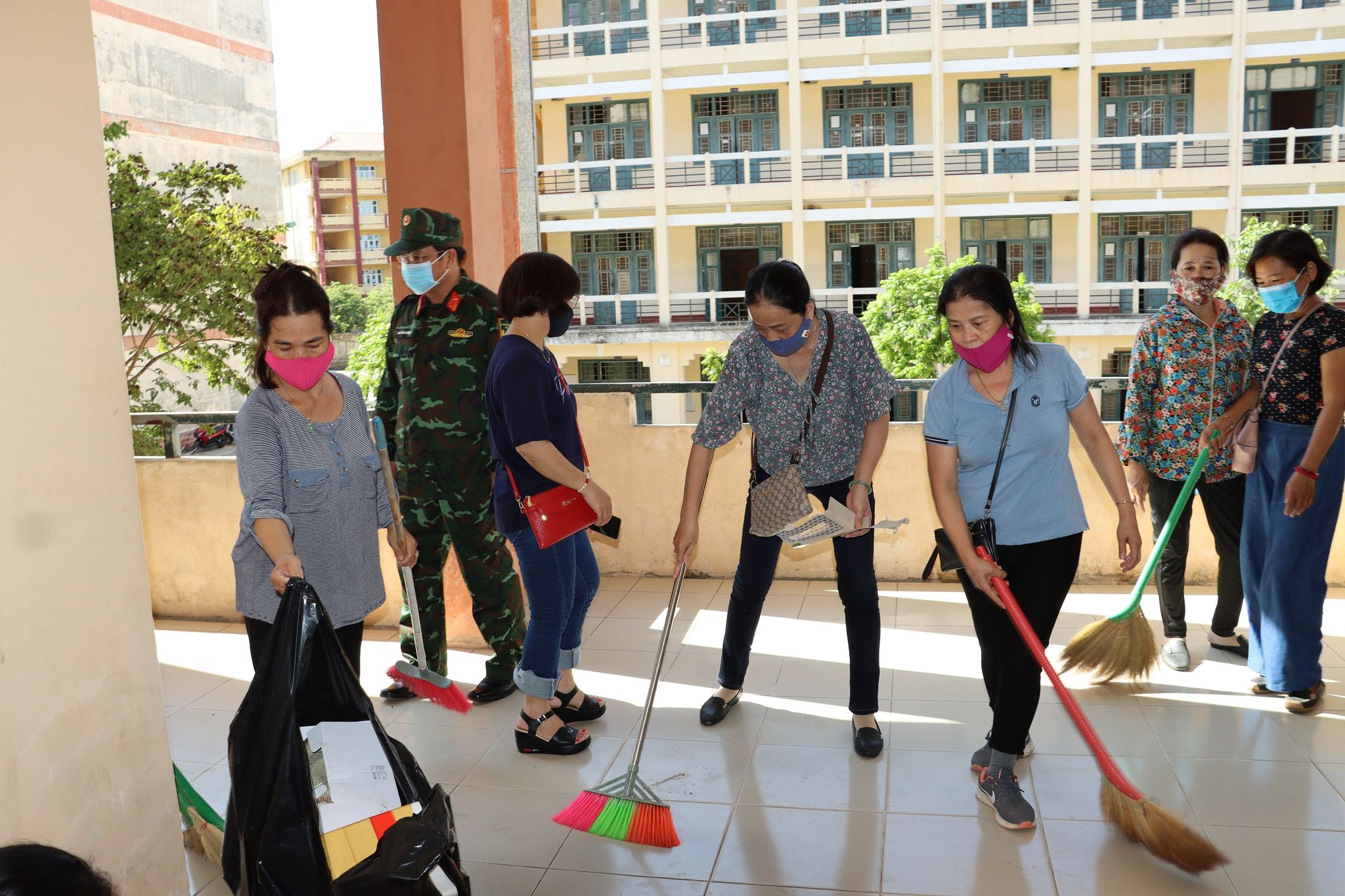 Hàng trăm cán bộ, chiến sĩ Bộ đội, hội viên Hội phụ nữ, đoàn viên, thanh niên đã tham gia tổng dọn vệ sinh 7 dãy nhà với 360 phòng.