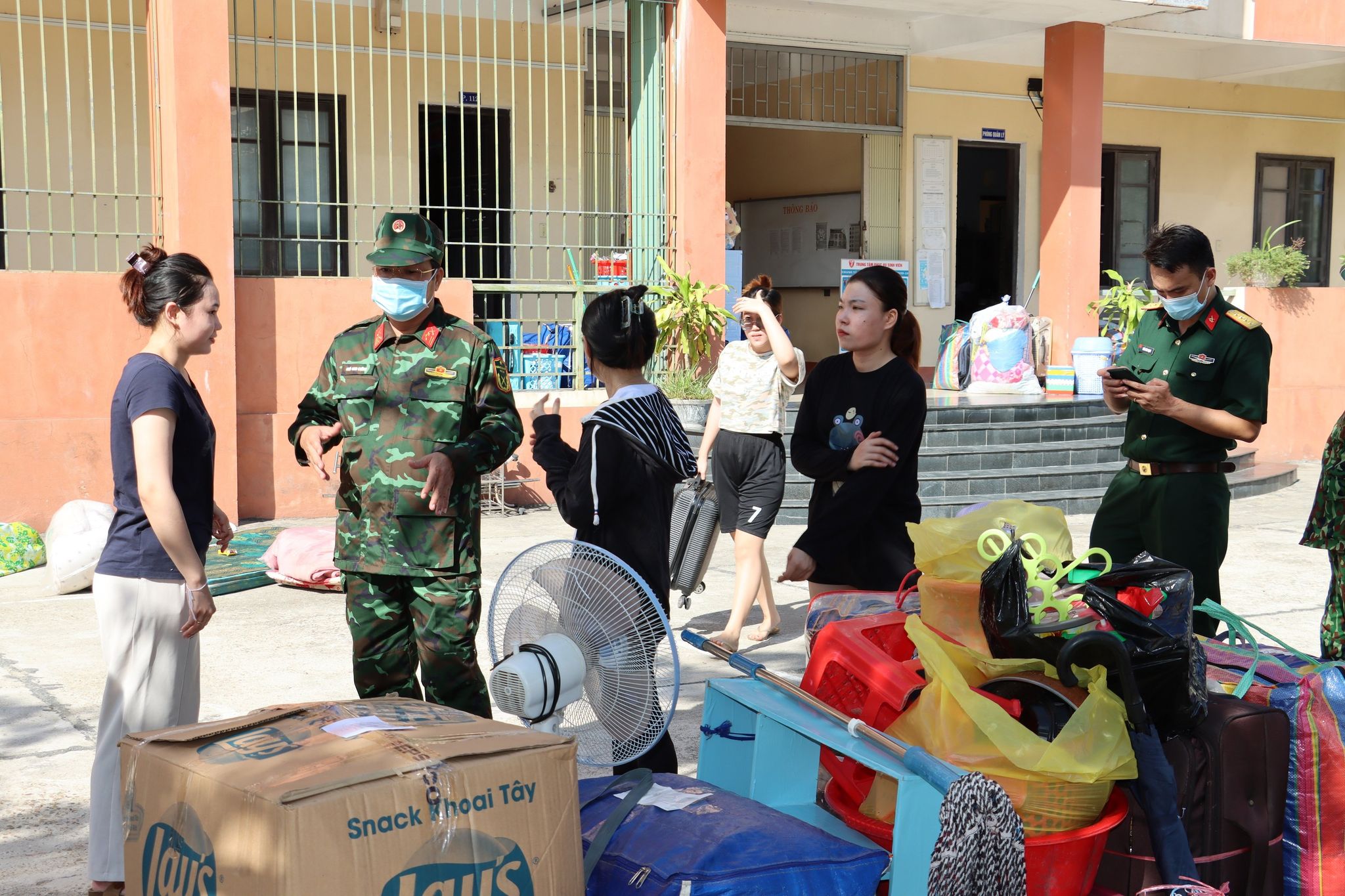 Thượng tá Ngô Nam Cường thăm hỏi, động viên lưu học sinh Lào và kiểm tra công tác di chuyển sang ký túc xá Trường Cao đẳng Y tế Huế.