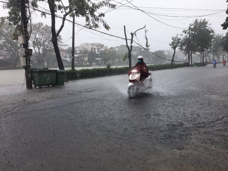 Mưa lớn khiến nhiều tuyến đường tại thành phố Huế bị ngập lụt.
