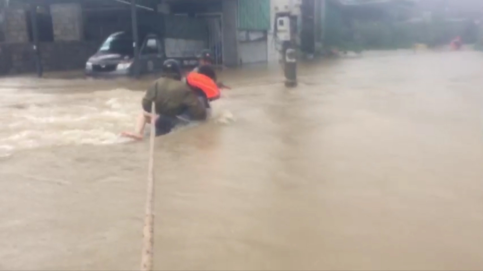 Công an thành phố Huế triển khai lực lượng di dời người dân ra khỏi khu vực ngập lụt đến nơi an toàn.