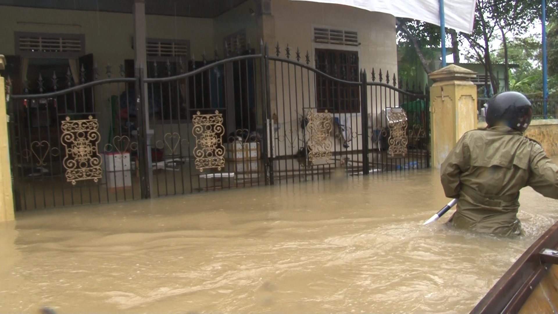 Công an thành phố Huế tiếp tục khảo sát di dời những hộ trong vùng thấp trũng có nguy cơ bị ngập lụt, đảm bảo an toàn tính mạng và tài sản của Nhân dân.