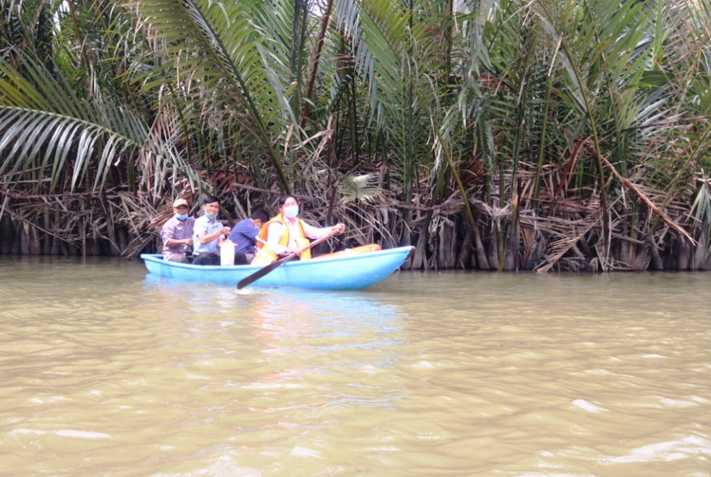 Thả giống để tái tạo nguồn lợi thủy sản, góp phần giữ gìn tính đa dạng sinh học tại vùng Rừng dừa nước Cà Ninh.