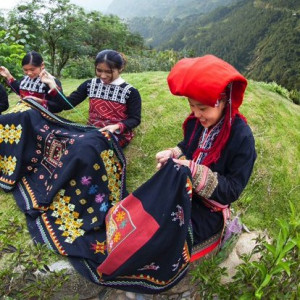 Gần 300 phụ nữ dân tộc thiểu số Sa Pa được đào tạo nghề làm thổ cẩm truyền thống