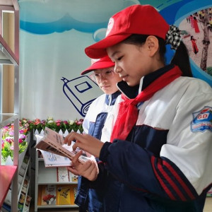 Agribank Chi nhánh Hà Tĩnh trao tặng tủ sách “Thêm con chữ, bớt đói nghèo”