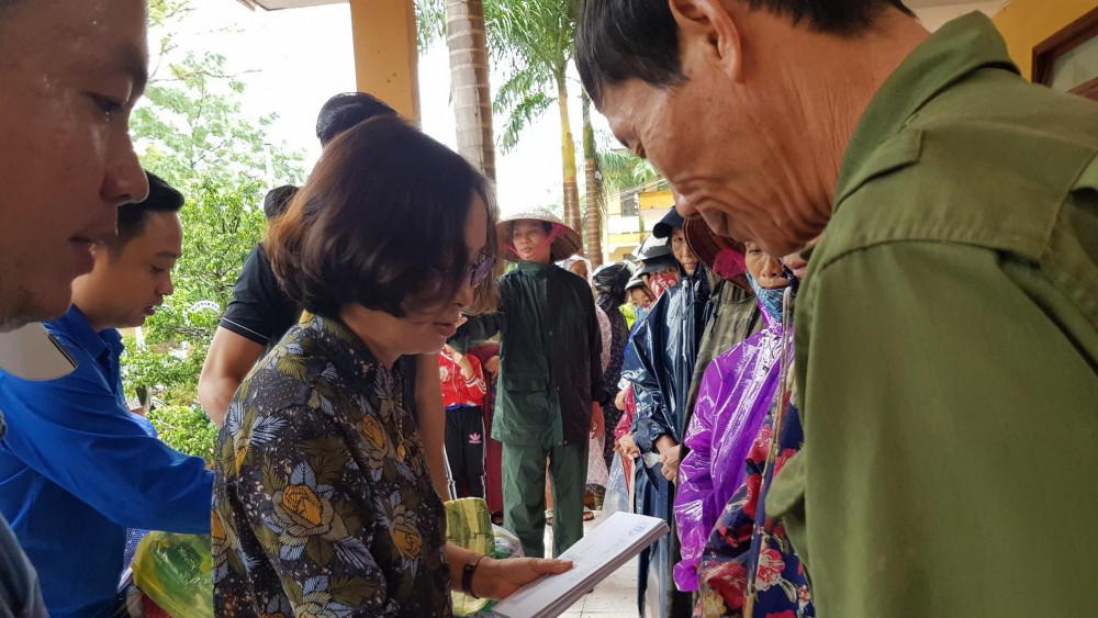 Giáo viên và phụ huynh trường Thanh Liệt chung tay ủng hộ đồng bào miền Trung