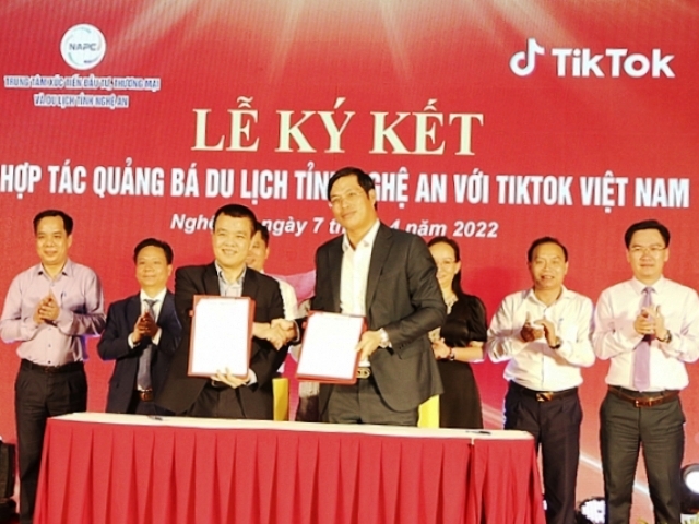 Trung tâm xúc tiến Đầu tư, Thương mại và Du lịch Nghệ An cùng TikTok Việt Nam ký kết chương trình hợp tác