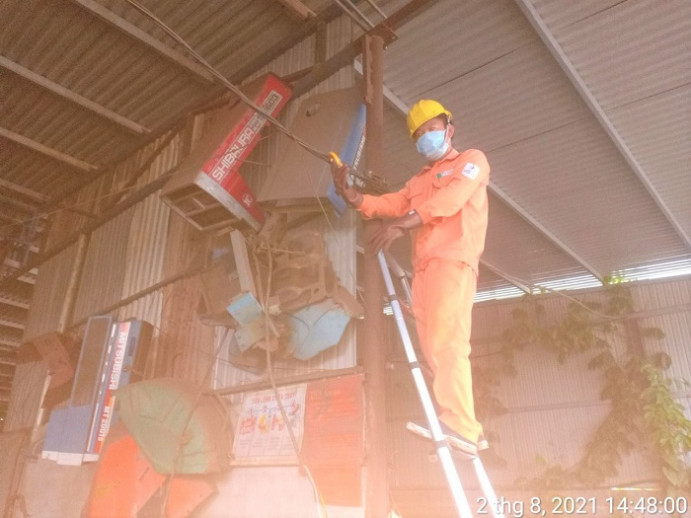 Công nhân PC Đắk Nông phát hiện khách hàng có sản lượng điện bất thường tại phường Quảng Thành, thành phố Gia Nghĩa.