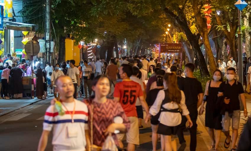 Hàng nghìn người dân, du khách đã đến quảng trường Ngọ Môn để tham gia phố đêm Hoàng thành
