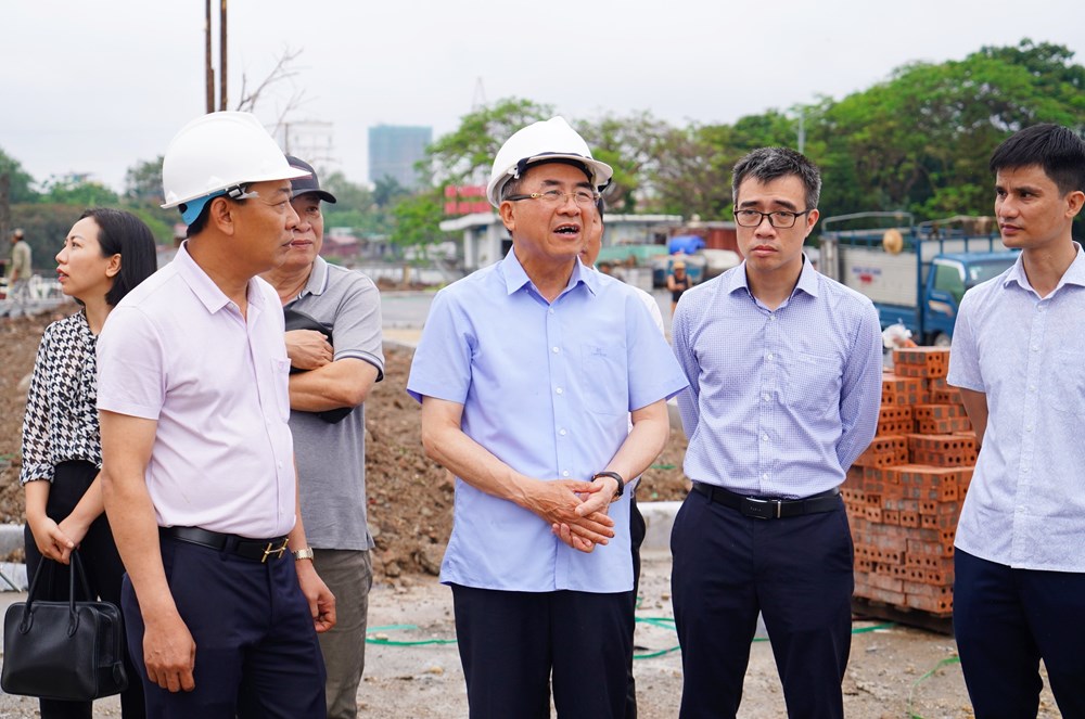 Phó Chủ tịch UNBD thành phố Lê Khắc Nam kiểm tra thực địa tại dự án.