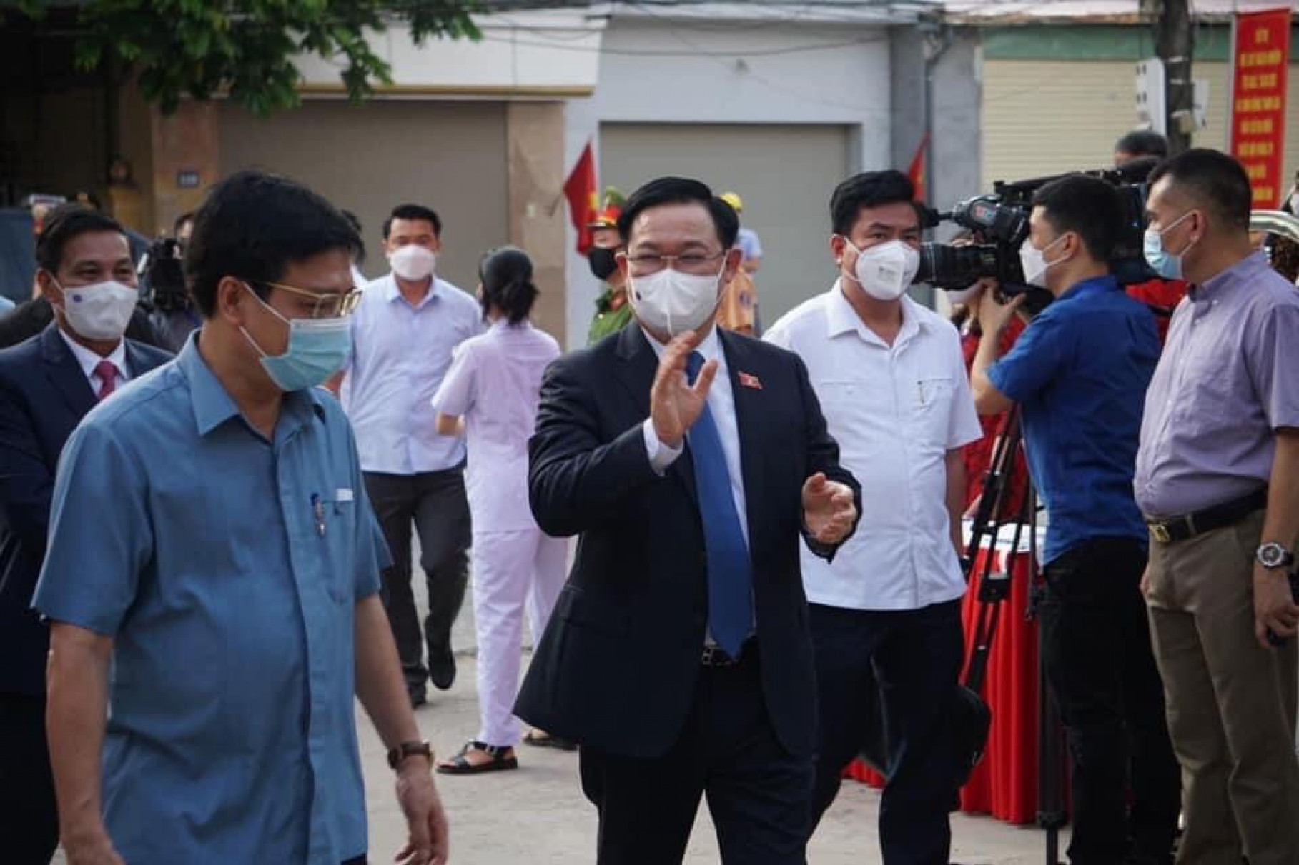 Ủy viên Bộ Chính trị, Chủ tịch Quốc hội, Vương Đình Huệ có mặt từ sớm tại điểm bầu cử số 1, thị trấn An Lão, Hải Phòng.