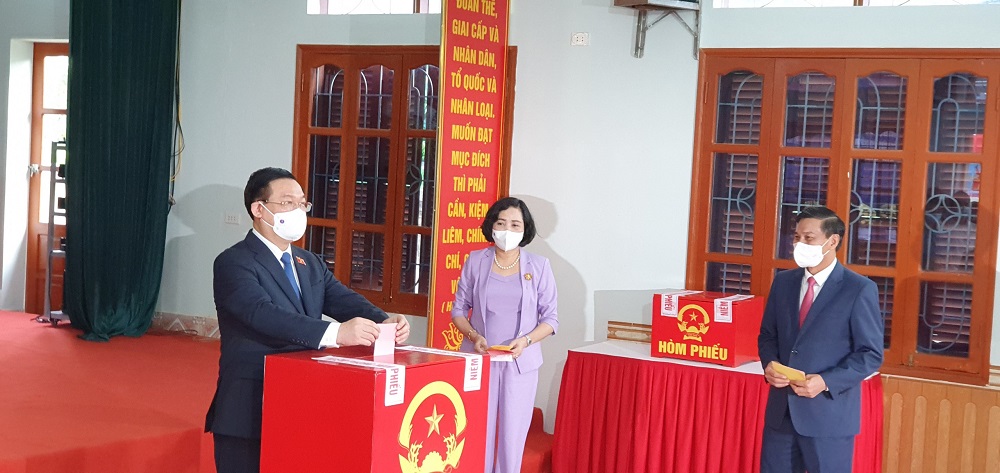 Ủy viên Bộ Chính trị, Chủ tịch Quốc hội, Vương Đình Huệ tham gia bỏ phiếu bầu cử tại Hải Phòng.