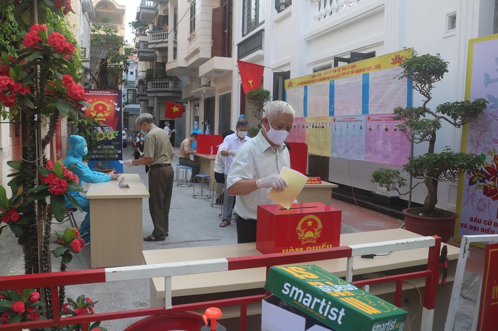 Điểm bỏ phiếu tại khu vực bị phong tỏa của phường Hoàng Văn Thụ, quận Hồng Bàng được xiết chặt đảm bảo phòng dịch Covid-19.