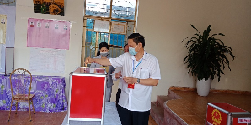 Cử tri huyện Kiến Thụy, TP. Hải Phòng thực hiện bỏ lá phiếu, bầu người có đức, có tài.