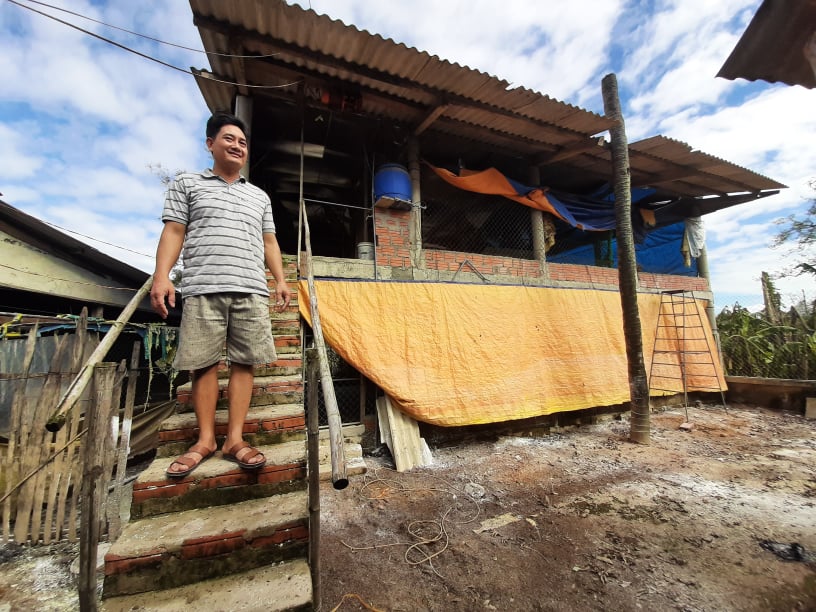Chuồng nuôi gà thịt được anh Hào xây dựng 2 tầng bằng bê tông cốt thép kiên cố.